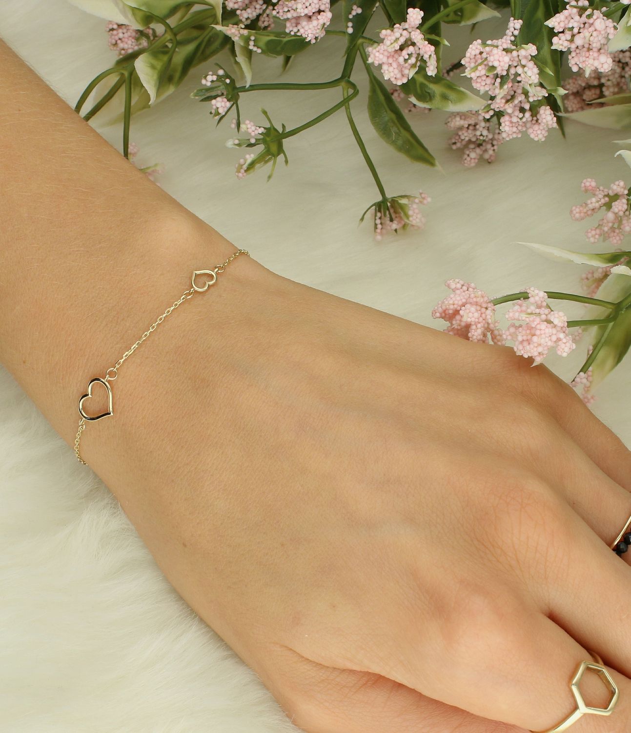 Bransoletka złota celebrytka trzy serca próba 375, BR 5068 375 Złota bransoletka wykonana z 9 karatowego żółtego złota. Bransoletka to idealny pomysł na prezent. Złota biżuteria o oryginalnej formie trzech serc..jpg